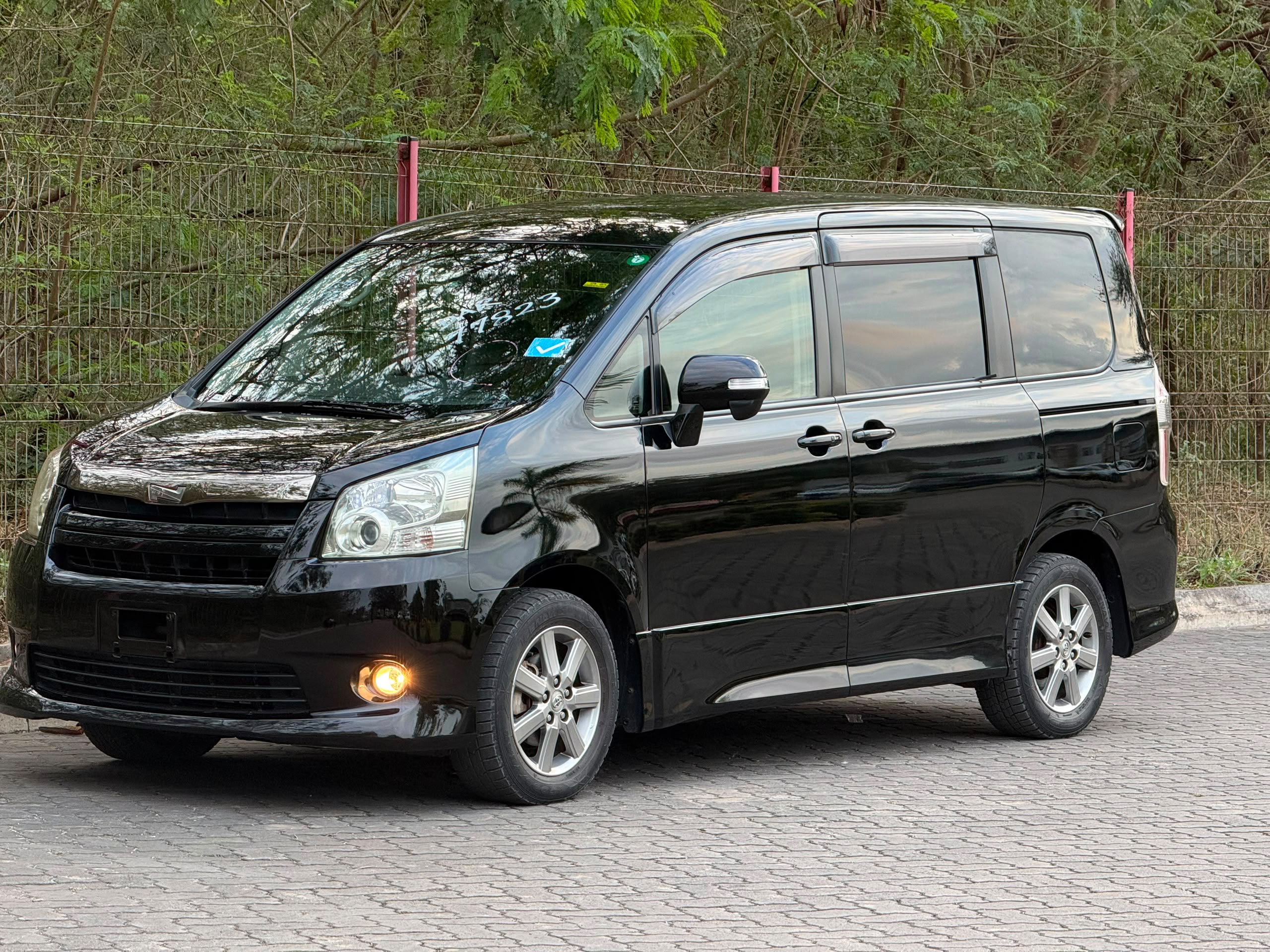 TOYOTA NOAH NEW MODEL thumbnail 2
